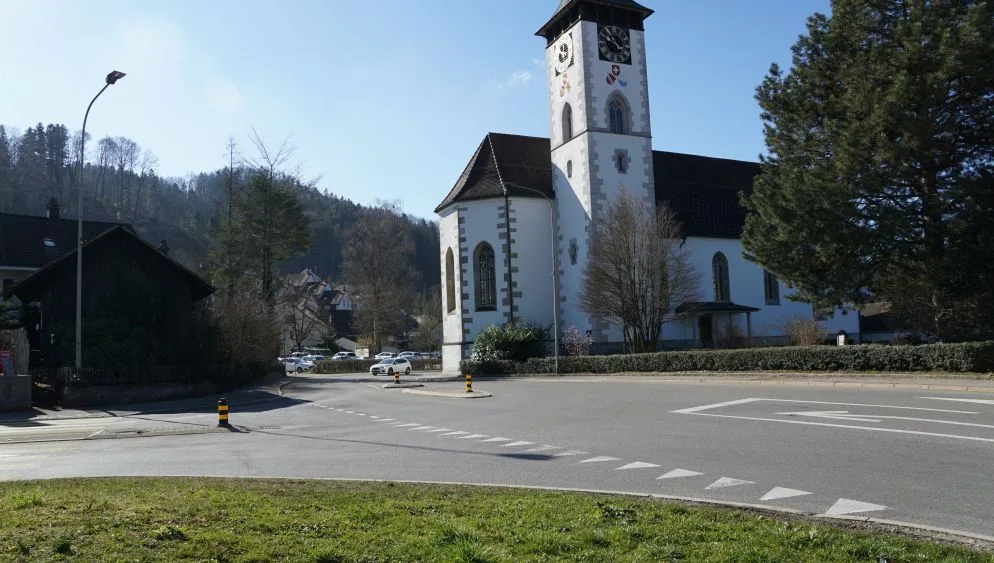 230321_turbenthal_kreuzung_gaeh_3_1_web Hier bei der reformierten Kirche Turbenthal ist bald eine Baustelle. Ein Kreisel entsteht., Die Tösstalstrasse wird von der reformierten Kirche (hier eine Aufnahme von 2017 während des 500-Jahr-Jubiläums) ... , ... bis ins Dorfzentrum von Wila für zwei Monate für den Autoverkehr gesperrt.