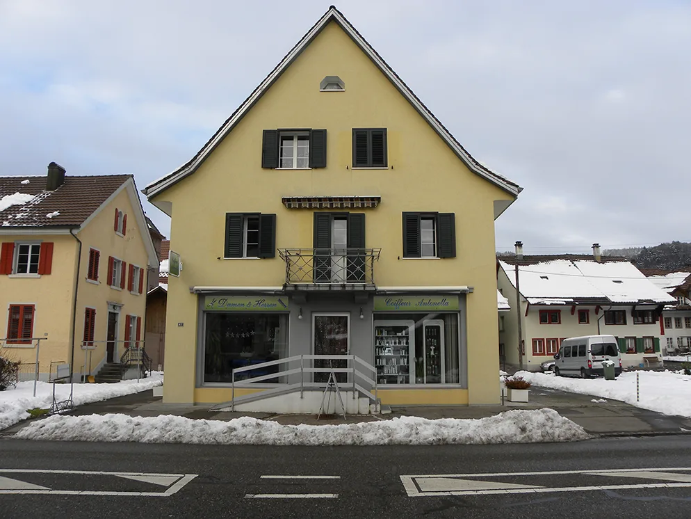 dscn6782 In der Nummer 47 war nicht immer ein Coiffeurgeschäft. Das Haus an der Tösstalstrasse war einst ein Fahrradgeschäft. , Gebaut hatte das Haus Jost Albisser. Hier zu sehen mit seiner Maschine auf der noch ungeteerten Tösstalstrasse.