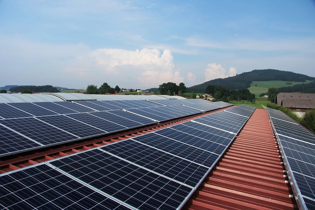 photovoltaikanlage-pixabay Auf den Dächern der Berufsschule produzieren bald Photovoltaikanlagen Strom. , Angehende Berufsleute in den Bereichen Auto, Bau, Elektro, Garten, Holz und Unterhalt erlernen hier die Grundlagen ihres Berufs.