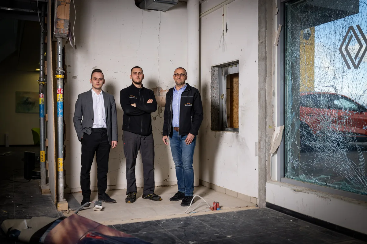 uster_05012022_blitzgarage_crm_13 Hakan Yesilgüller mit seinen beiden Söhnen Bora Yesilgüller und Gilian Yesilgüller (von rechts)., Die Spuren des gesprengten Bancomaten sind auch zwei Wochen nach der Tat zu sehen., Noch verheerender ist das Ausmass der Detonation kurz nach der Tatnacht. , Auch drei Autos wurden bei der Zerstörung teils massiv beschädigt.