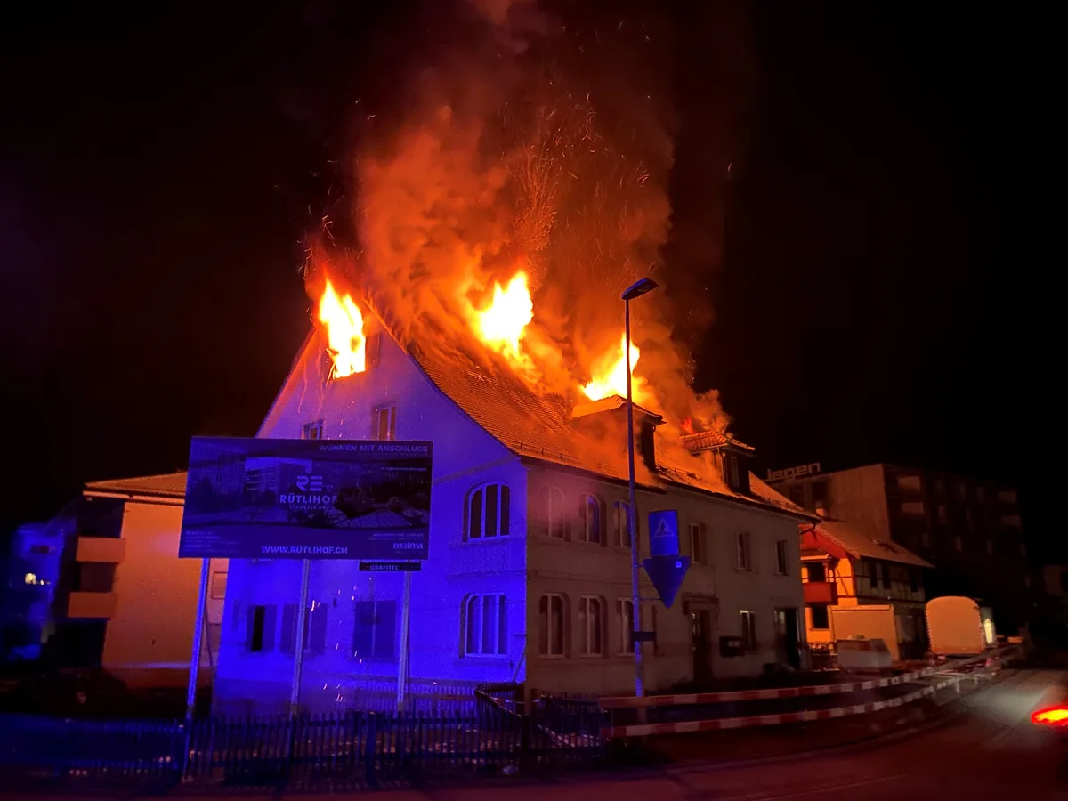 brand-in-effretikon In der Nacht von Donnerstag auf Freitag brannte an der Moosbergstrasse das Dachgeschoss eines Hauses lichterloh.