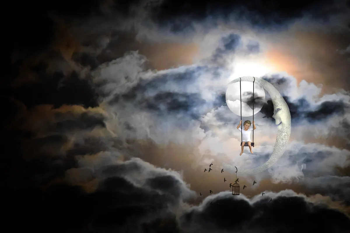 Ein Kind schaukelt im Himmel, symbolisches Bild zu Schlafliedern.