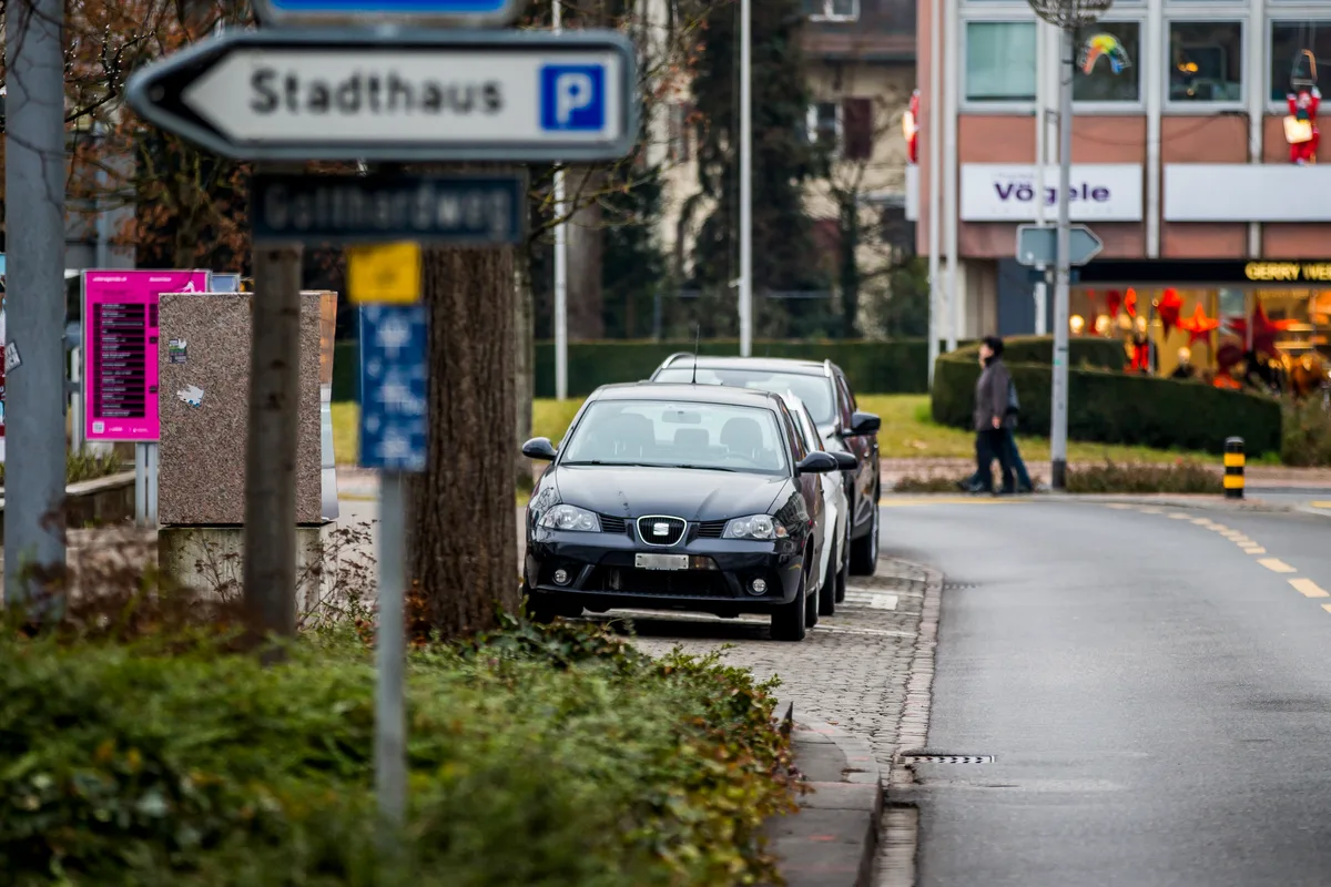 uster_20122016_ppstadthaus_crm_1 Alle öffentlichen Parkplätze sollen in Zukunft ersetzt werden. Das fordert die SVP Uster in einer Volksinititative.