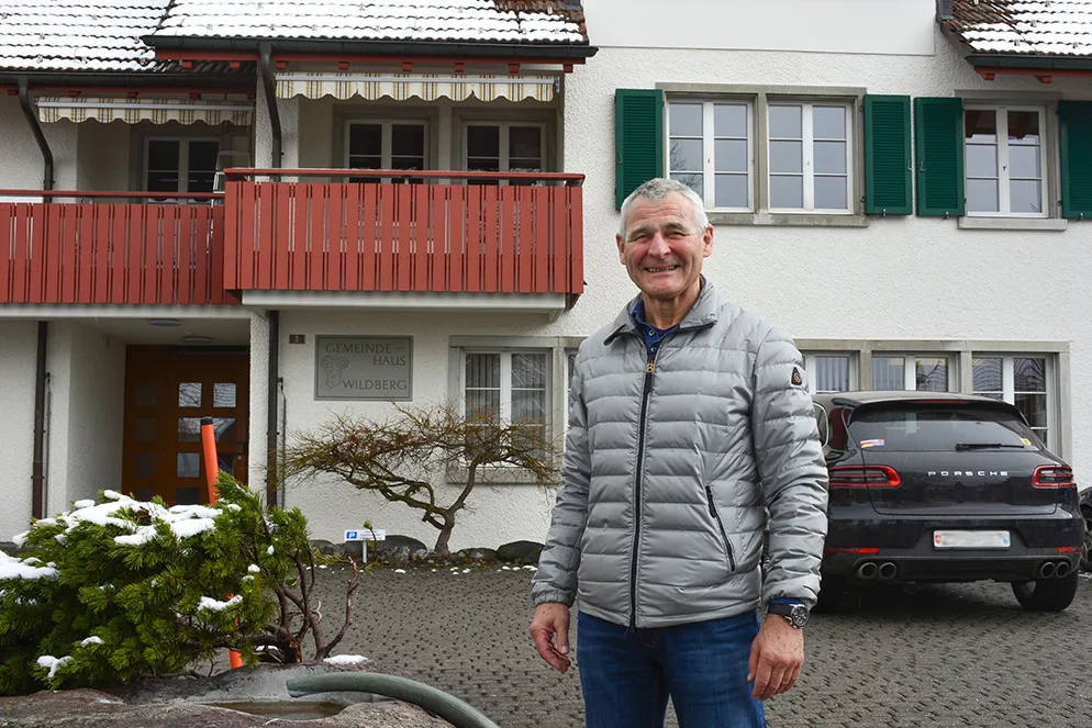 310321_doelf_conrad_1_hug Dölf Conrad blickt trotz Pandemie positiv auf das Jahr 2021 zurück., Für ihn – hier mit Schulpräsident Swen Rüegg – war die Etablierung der Einheitsgemeinde ein besonders wichtiges Ereignis., Eine grosse Freude für ihn ist die gute Zusammenarbeit im Wildberger Gemeinderat.