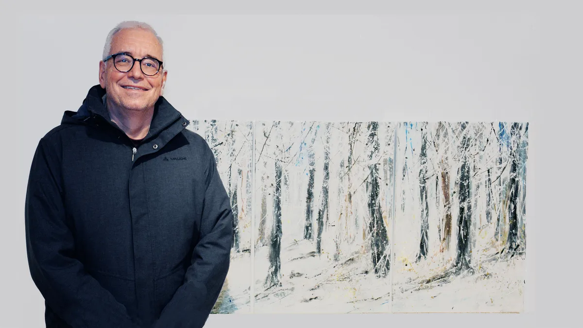 01_duebendorfer_bild_des_jahres_ridolfi_mit_seinem_dreiteiligen_werk_flacher02_weu Peter Ridolfi mit seinem dreiteiligen Werk «Winterwald»., Marco Wieser (rechts) von der Oberen Mühle gratuliert dem Preisträger., Das Siegerbild wird bis Ende Februar im Stadthaus Dübendorf ausgestellt.