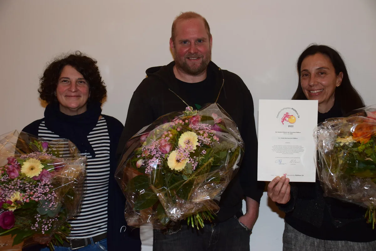 gesellschaftspreis_pfaeffikon3_0 Simone Palinkas (links), Dominik Gross (Mitte) und Claudia Knecht (rechts) wurden im Gemeindehaus geehrt. , Überreicht wurde der erste Pfäffiker Gesellschaftspreis von Gemeindepräsident Marco Hirzel und Sozialvorstand Lukas Weiss., Seit Mai 2020 organisiert das Team von Claudia Knecht (links) den Pfäffiker Wochenmarkt., Der Start mitten im Lockdown glückte dank klaren Corona-Richtlinien.