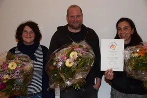 gesellschaftspreis_pfaeffikon3_0 Simone Palinkas (links), Dominik Gross (Mitte) und Claudia Knecht (rechts) wurden im Gemeindehaus geehrt. , Überreicht wurde der erste Pfäffiker Gesellschaftspreis von Gemeindepräsident Marco Hirzel und Sozialvorstand Lukas Weiss., Seit Mai 2020 organisiert das Team von Claudia Knecht (links) den Pfäffiker Wochenmarkt., Der Start mitten im Lockdown glückte dank klaren Corona-Richtlinien.