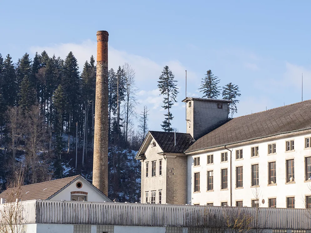 12012021_hochkamin_saland_agy_04 Der Hochkamin bei der ehmaligen Weberei Grünthal ist nicht aus Juckern wegzudenken., Mit seinen rund 37 Metern Höhe prägt er das Ortsbild des Weilers., Doch es steht schlecht um das alte Mauerwerk. Sein Zustand ist kritisch.