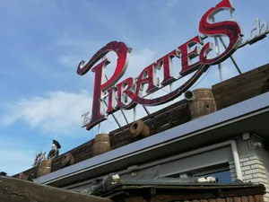 25_pirates_1 Ein Angriff vor dem «Pirates» hat für den Täter weitreichende Folgen.