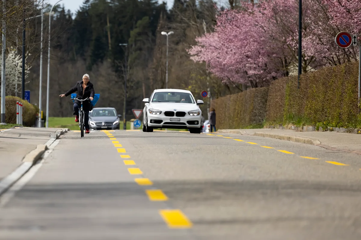 uster_09042021_brandstrasse_crm_1 Eineinhalb Meter breit sind die Radstreifen auf der Brandstrasse und damit breiter als üblich., Stadtrat Stefan Feldmann hat den Test im letzten Jahr an einem Medienanlass präsentiert.