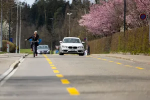 uster_09042021_brandstrasse_crm_1 Eineinhalb Meter breit sind die Radstreifen auf der Brandstrasse und damit breiter als üblich., Stadtrat Stefan Feldmann hat den Test im letzten Jahr an einem Medienanlass präsentiert.