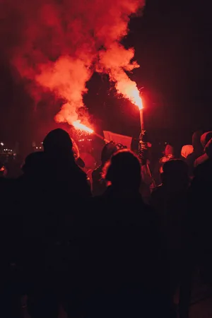 pyro_unsplash_0jun5rosxzc Obwohl verboten, werden bei Fussballspielen immer wieder Pyro-Fackeln gezündet.