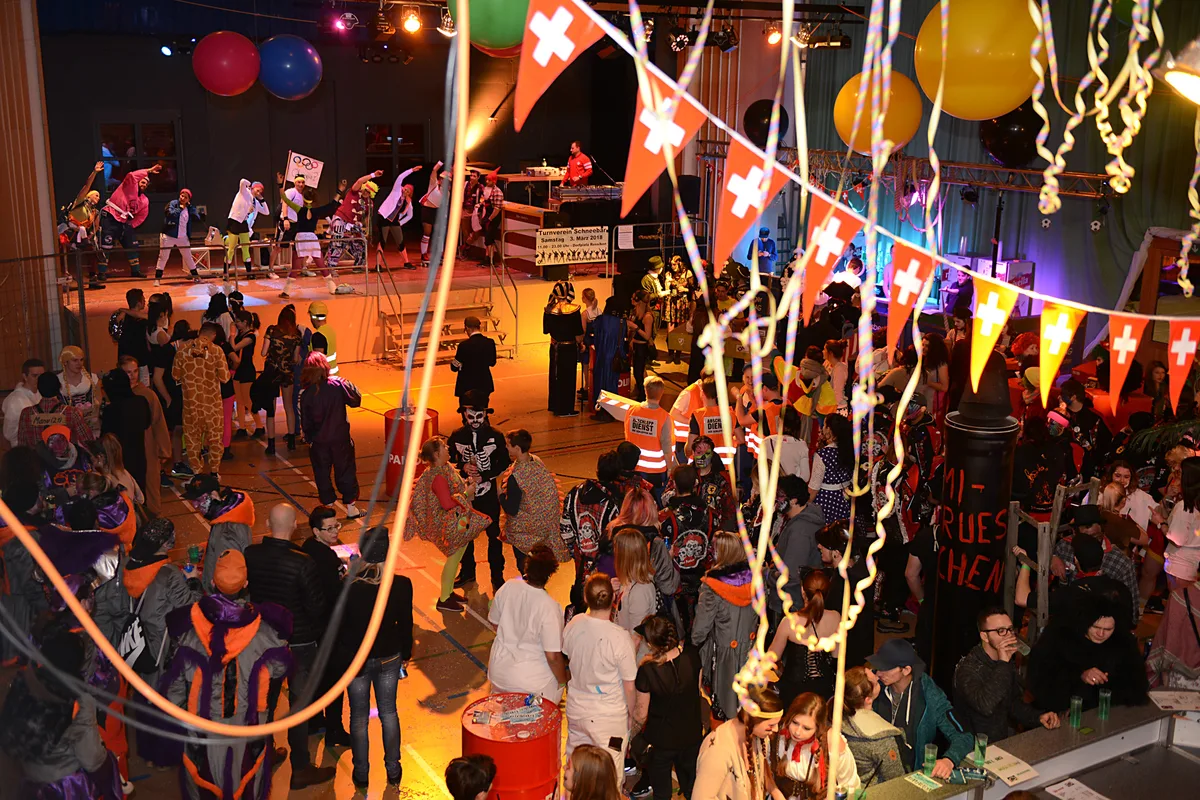 r3_maskenball-russikon_24022018_jam24 Da war die Welt noch in Ordnung: Am Maskenball vor vier Jahren feierten die Russikerinnen und Russiker noch ausgelassen.