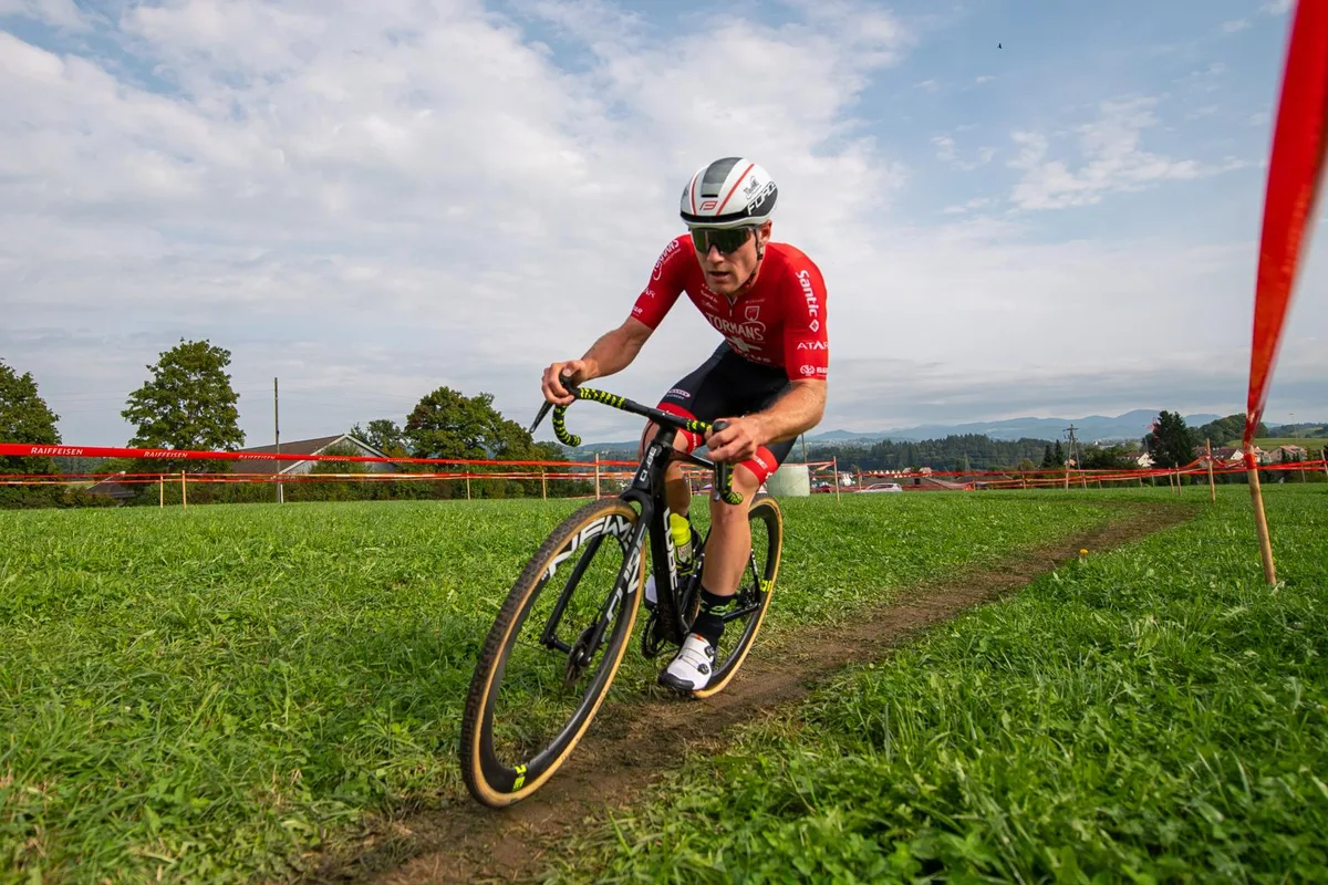 sport_radsport_radcross_illnau_26092021_pif-16_preview Im Schweizer Meistertrikot zeigt Kevin Kuhn starke Auftritte.