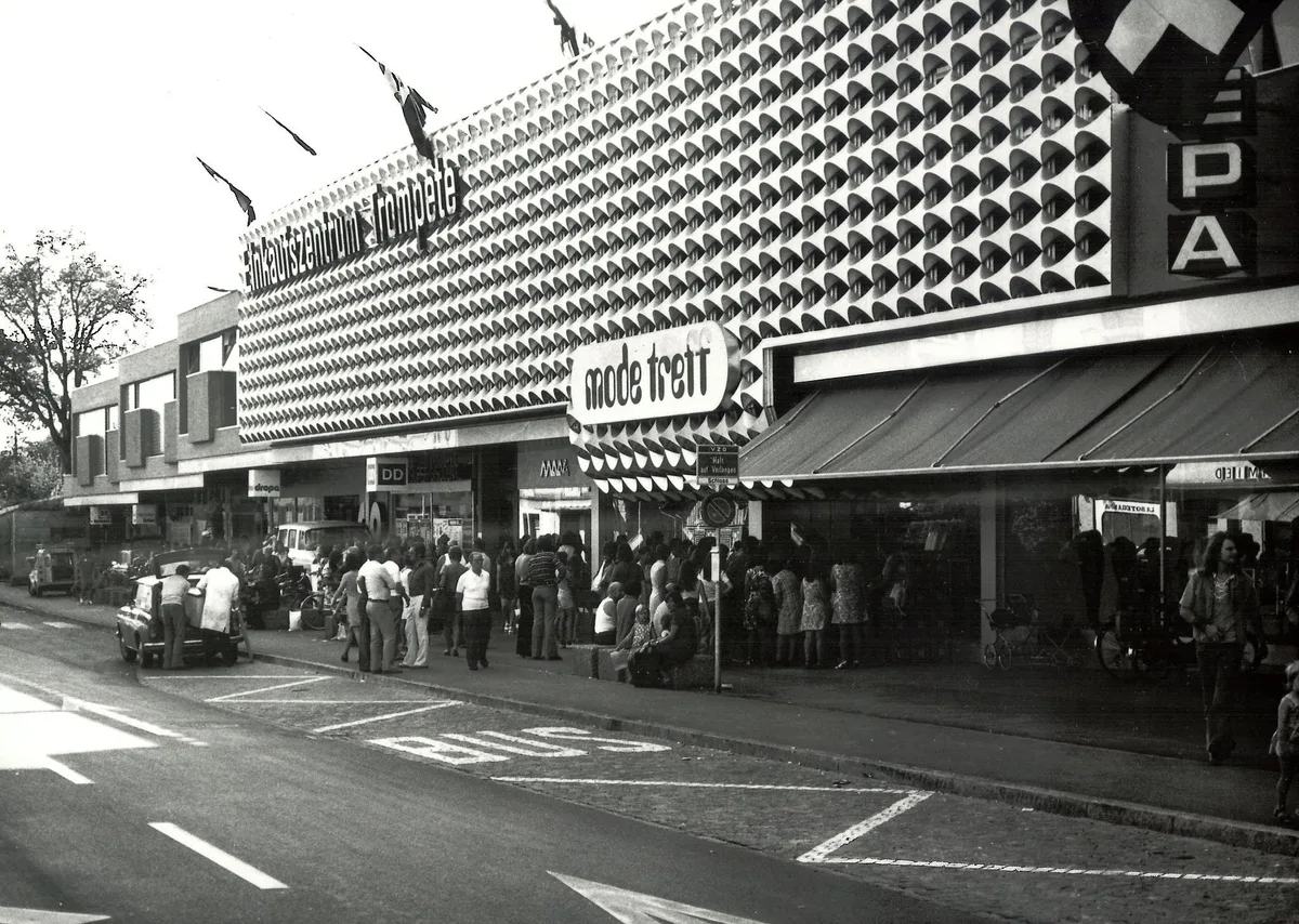 Anstehen vor dem neuen Einkaufszentrum Trompete im Jahr 1973.