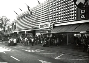 4trompete Anstehen vor dem neuen Einkaufszentrum Trompete im Jahr 1973.