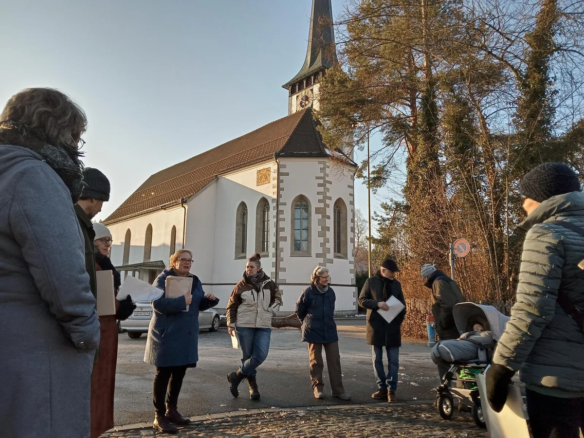gemeinschaftsgarten-reformierte-kirche-turbenthal-wila-1 Das erste Kennenlernen findet auf dem Platz vor der Chilepünt statt., Hier auf der noch verschneiten Chilepünt soll ein Gemeinschaftsgarten entstehen., Monika Di Benedetto von der Kirchenpflege und Joscha Boner von PermaTerra sind massgeblich an der Umsetzung beteiligt.