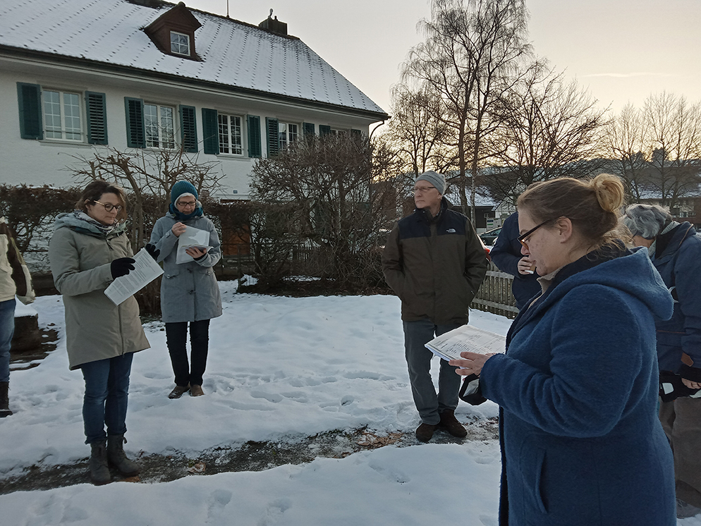 Auf dem Foto sieht man, wie Monika Di Benedetto die Anwesenden informiert. Alle stehen auf der verschneiten Chilepünt in Turbenthal.