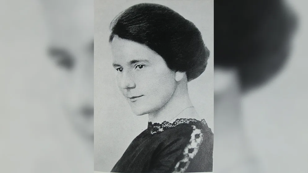 olga-meyer-001-web_0 Als junge Lehrerin hat Olga Meyer ihren Schülern die Geschichte von Anneli erzählt. Die Aufnahme stammt von etwa 1910., Die Zürcherin (Mitte, mit ihren Geschwistern) war bis zur Niederschrift des ersten «Anneli»-Buchs gar nie im Tösstal., Von ihrer Buchfigur zeugt auch eine Tafel im Museum von Boller Winkler.