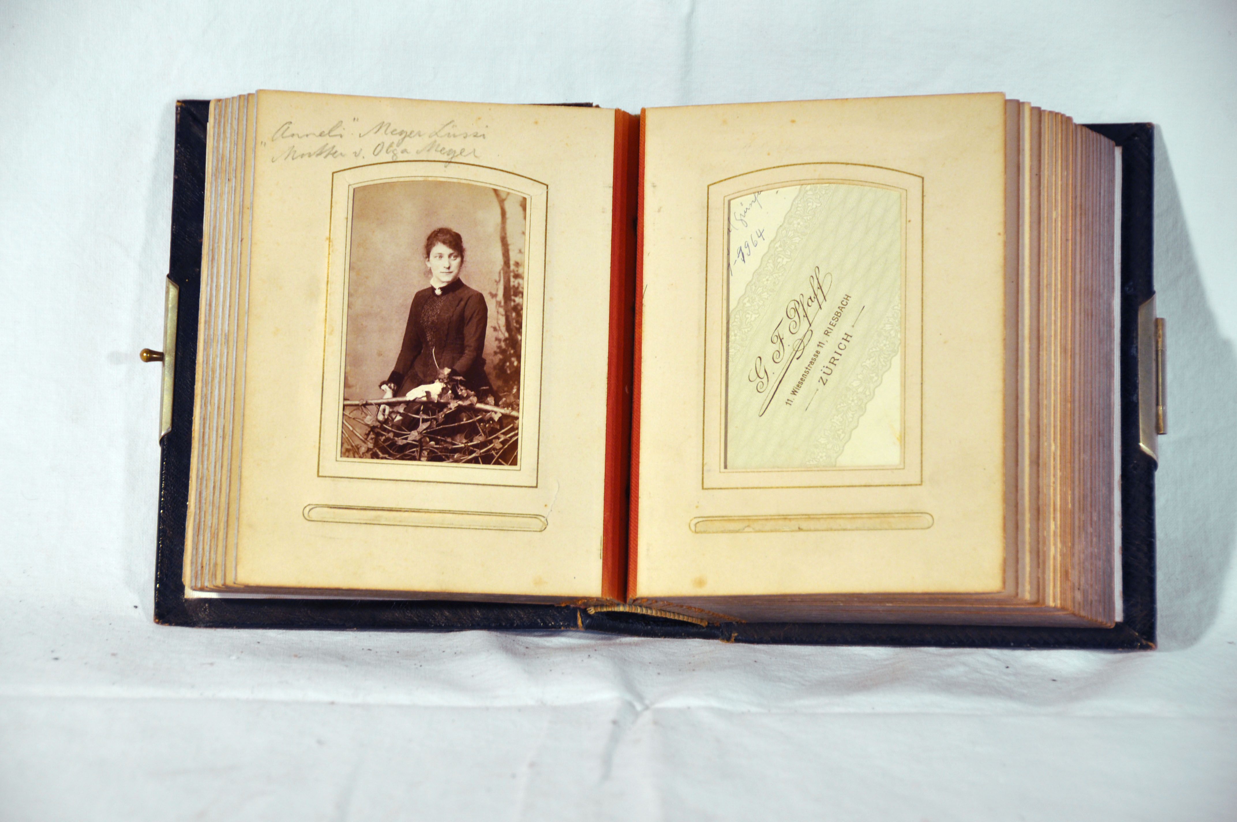 Das Bild zeigt ein geöffnetes Buch. Auf der linken Seite hat es ein Schwarzweiss-Foto von Anna Barbara Lüssi, der Mutter von Olga Meyer.