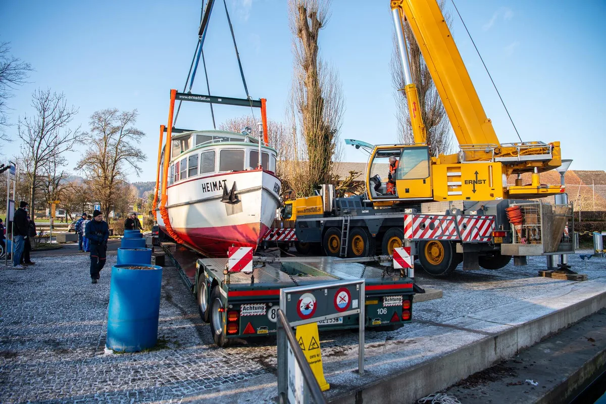 uster_17012022_auswasserungmsheimat_sbo_6 Die «Heimat» ist bereit zur Abfahrt in die Luzerner Werft., Der Projektleiter der Elektrifizierung, Allen Fuchs, durfte das Schiff schon in jungen Jahren einmal steuern., Schwebend über dem Steg: Die MS Heimat wird nach Luzern abtransportiert. , Das Schiff bekommt zudem einen neuen Anstrich. , Die direkten Vorbereitungen begannen am Montagmorgen etwa um halb neun Uhr.