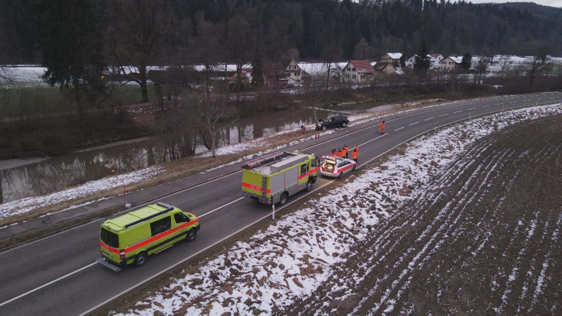 Die Feuerwehr auf der Tösstalstrasse ist zu sehen.