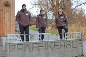 ranger Marco Lupi, Aurelia Möri und Alice Wassmer sind fortan regelmässig am Pfäffikersee anzutreffen. , Das Trio wird rund um den Pfäffikersee ein Auge auf die Regeln im Naturschutzgebiet haben und Spaziergänger gezielt informieren.