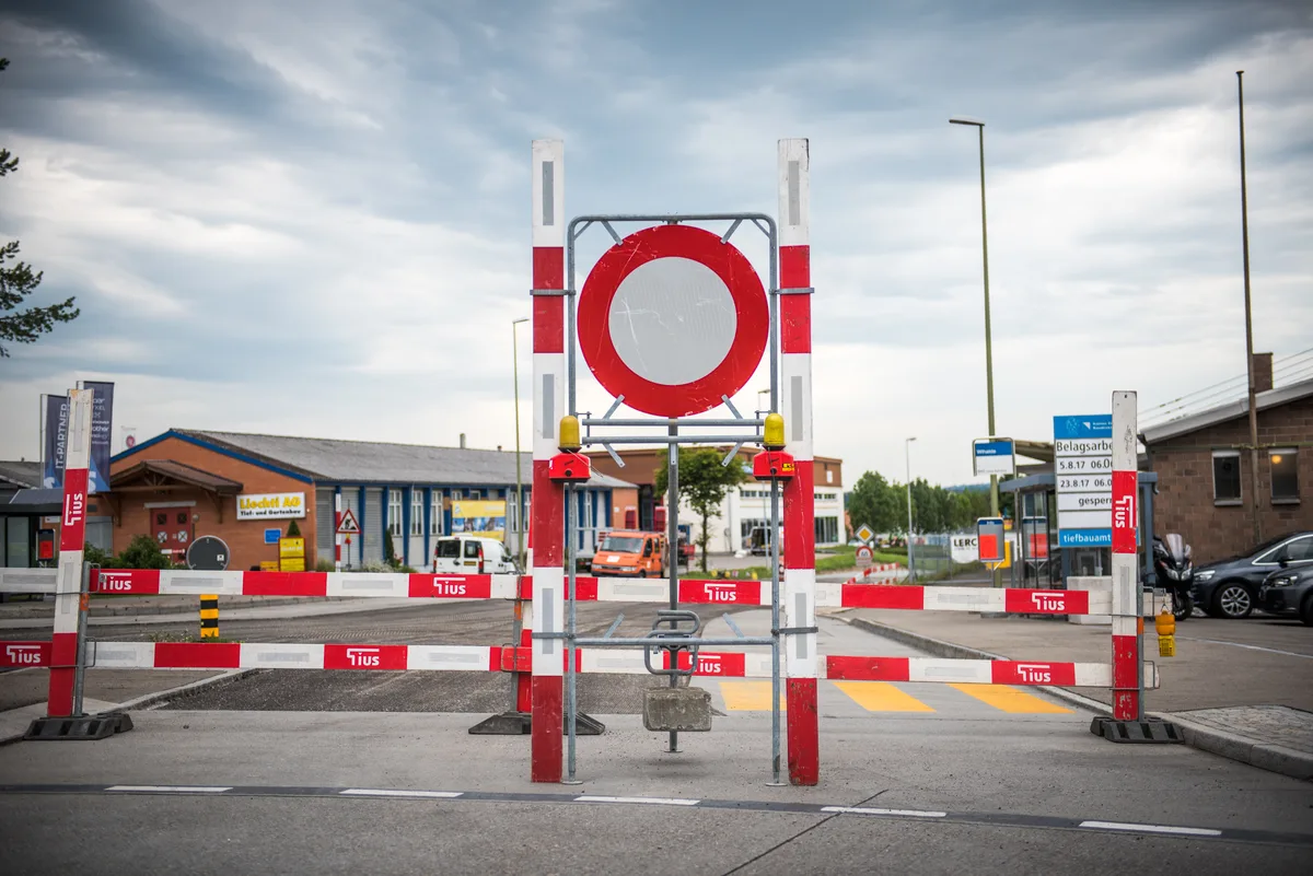 Der Regierungsrat will in Egg zwei Strassen instand setzen., Einerseits soll die Meilenerstrasse zwischen Egg und Ausservollikon erneuert werden., Zudem will der Kanton auf der Usterstrasse in Esslingen einen lärmarmen Deckbelag einbauen.