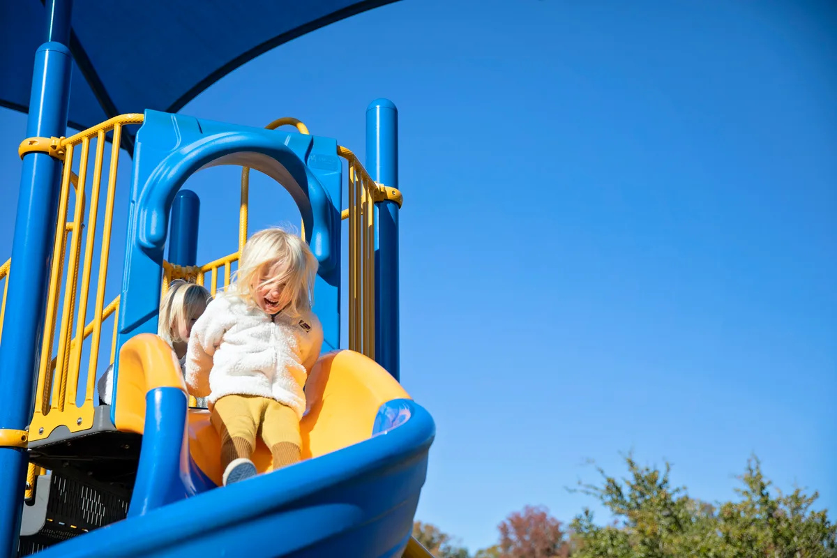 spielplatz_unsplash Mehr Freude für Kinder und ihre Begleitpersonen - dies will Peter Vollenweider mit einem neuen Spielplatz erreichen. , Er selbst ist mit seinen Enkelkindern jeweils auf Spielplätzen unterwegs. , Gute Beispiele gebe es in der Umgebung zu Genüge. Etwa in Fehraltorf..., ... oder in Pfäffikon. , In Illnau wäre laut Vollenweider die Längg-Tschuttiwiese ein idealer Standort für einen neuen Spielplatz.