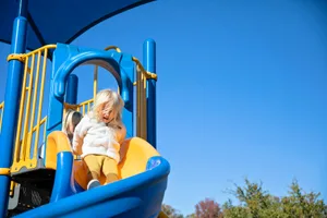 spielplatz_unsplash Mehr Freude für Kinder und ihre Begleitpersonen - dies will Peter Vollenweider mit einem neuen Spielplatz erreichen. , Er selbst ist mit seinen Enkelkindern jeweils auf Spielplätzen unterwegs. , Gute Beispiele gebe es in der Umgebung zu Genüge. Etwa in Fehraltorf..., ... oder in Pfäffikon. , In Illnau wäre laut Vollenweider die Längg-Tschuttiwiese ein idealer Standort für einen neuen Spielplatz.