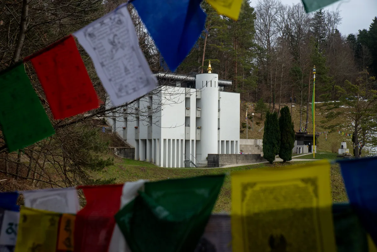 https-zueriost-ch-sites-default-files-media-2022-01-24-dsc_8843-jpg Das Tibet-Institut von aussen. Seit 2020 laufen umfangreiche Sanierungsarbeiten. Sie werden Ende 2022 abgeschlossen sein., Öffentliche Führungen werden regelmässig angeboten. Das Interesse war auch am letzten Samstag gross., Neben Rauchopfer sind auch Lichtopfer in Form von Kerzen ein wichtiger Bestandteil der tibetischen Kultur.