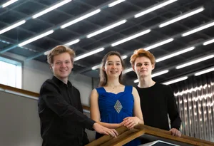https-zueriost-ch-sites-default-files-media-2022-01-25-christian_norina_luc-jpeg Sie werden im Rezital «Junge Profis» an den Klaviertagen spielen: Luc van Doornick, Norina Hirschi und Christian Staub (v.l.).