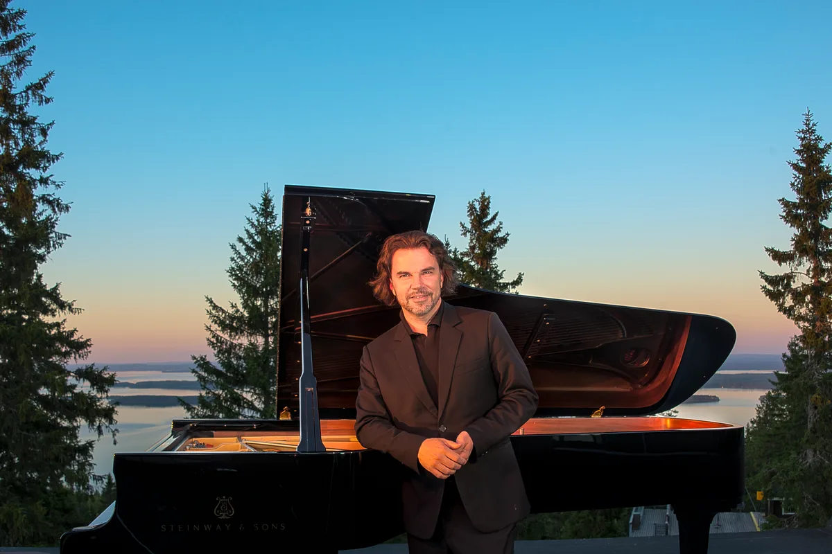 Auf dem Bild ist Starpianist Janne Mertanen aus Finnland zu sehen.