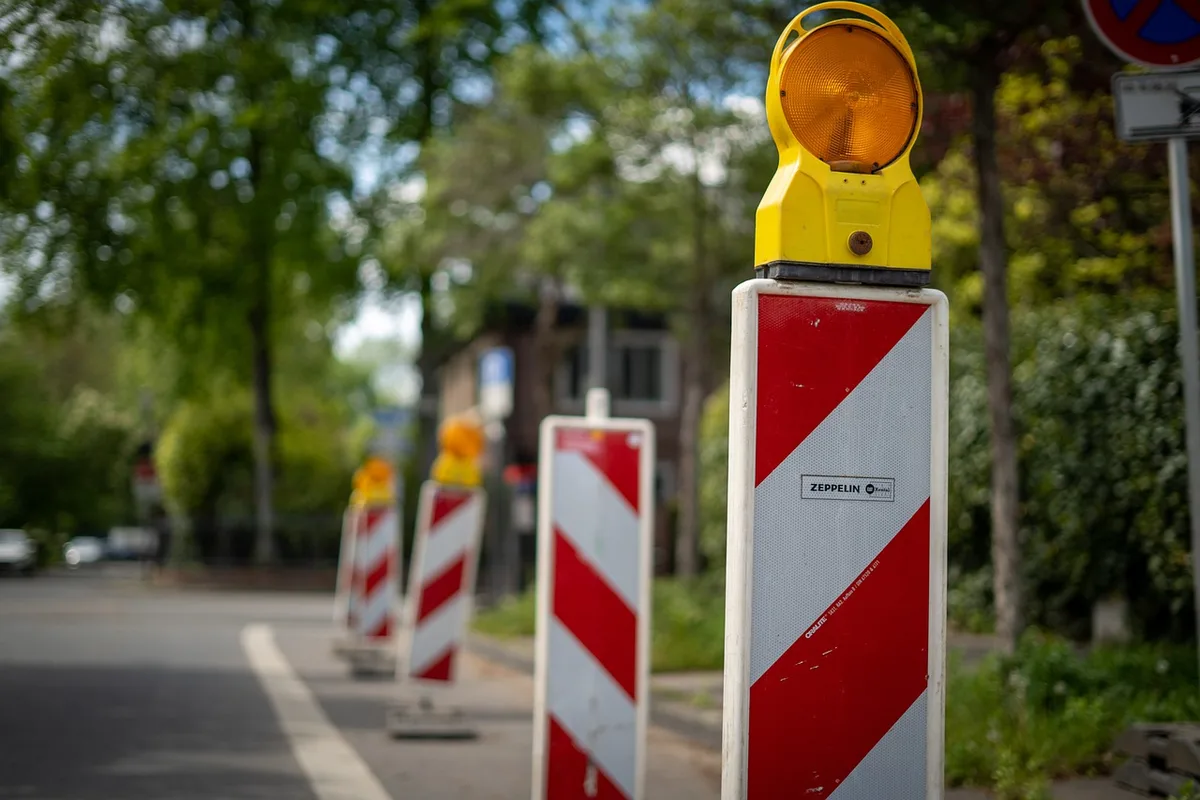 Bis im Juli dauern die Bauarbeiten an der Buenstrasse in Dübendorf., Unter anderem werden drei sogenannte Kissen für die Verkehrsberuhigung gebaut.