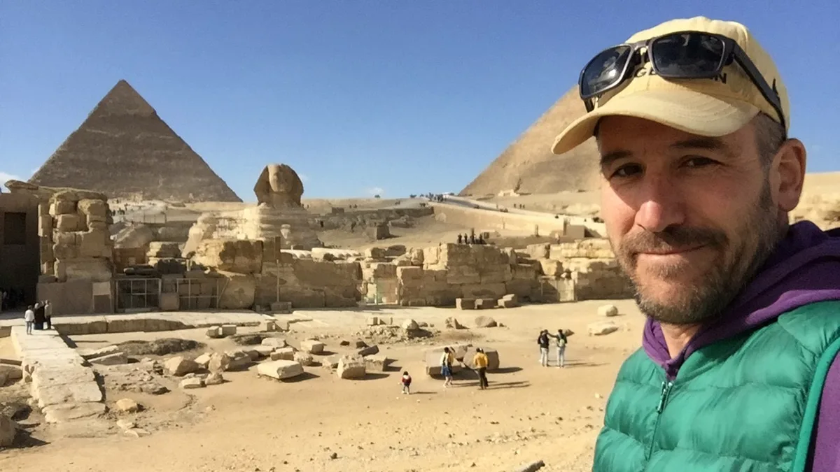 https-zueriost-ch-sites-default-files-media-2022-01-27-markus_leto_meyle_kuenstler_aus_uster-jpg Künstler Leto ist in Kairo unterwegs und sucht Objekte, die ihm als Inspiration dienen. Da gehören natürlich die Pyramiden dazu., Hier wohnt und arbeitet der Künstler., Der Standort seiner Unterkunft liegt rund fünf Kilometer vom Tahrir-Platz und neun Kilometer von den Pyramiden entfernt., Wohnung und Atelier: Ein halbes Jahr bleibt er in Ägypten und fotografiert, um eine Vorlage für seine Grafiken zu haben., Die missliche wirtschaftliche Lage, geht dem Künstler nicht spurlos vorbei. Borussia Dortmund ist auch ordentlich verlumpt., Für alles gibt es einen separaten Laden. Die Preise sind für Schweizer Verhältnisse sehr tief.