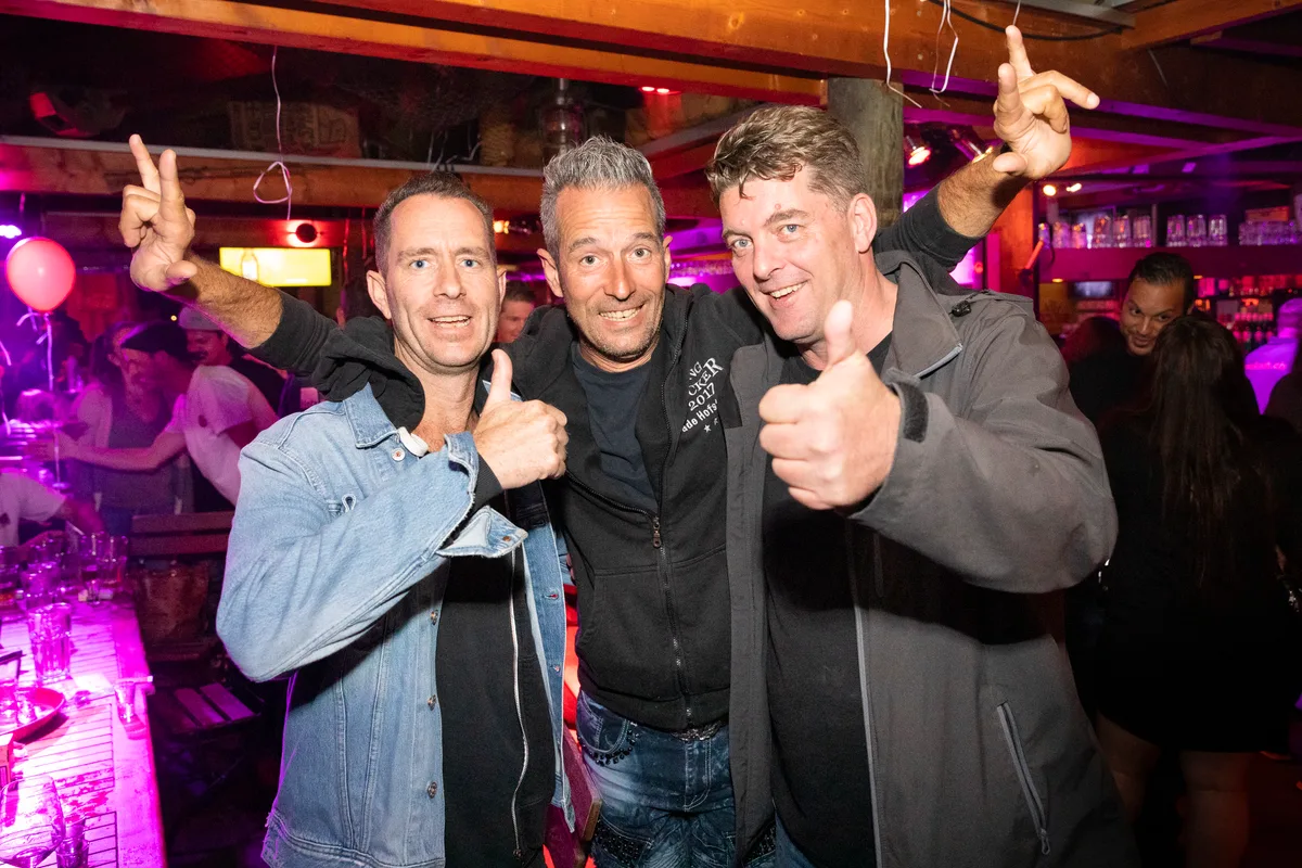Auf dem Bild sind drei Männer zu sehen, ganz rechts Andy Gröbli vom Pirates. 