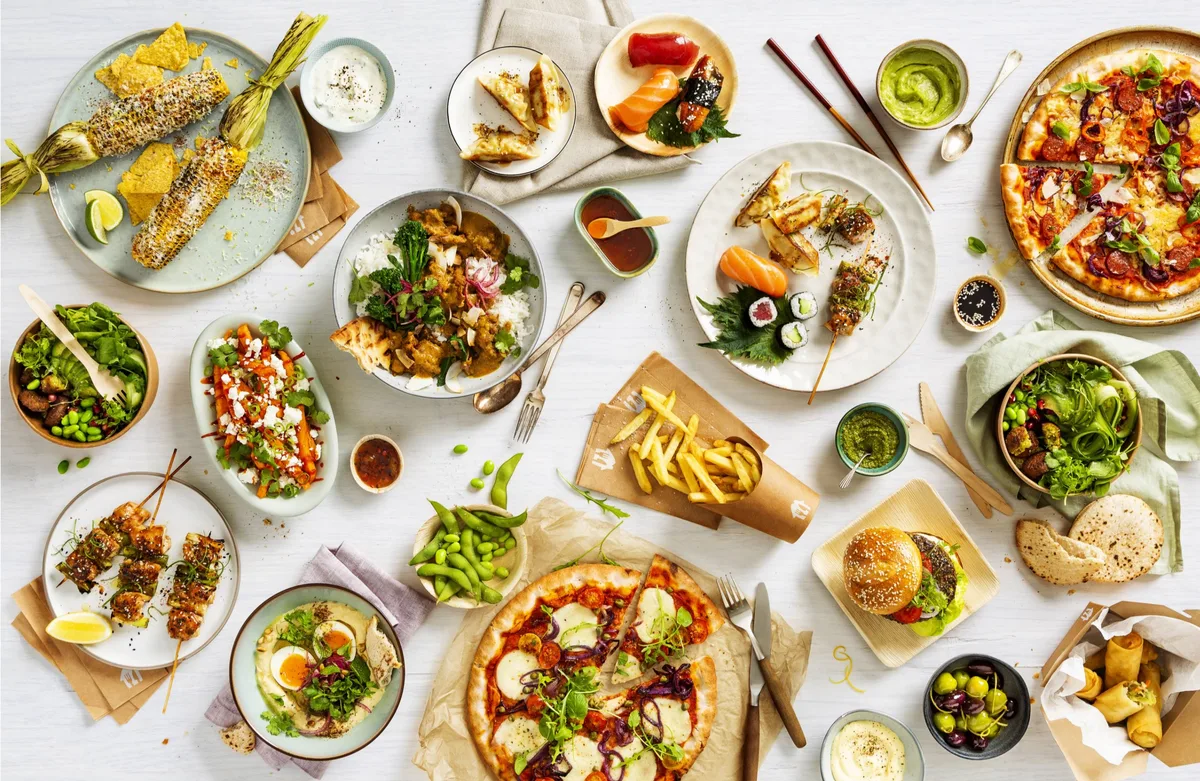https-zueriost-ch-sites-default-files-media-2022-01-28-eat1-jpg Immer mehr Restaurants bieten ihre Speisen auch mit Lieferdienst an., Das Hinwiler «Pirates» etwa hat vor zwei Jahren mit Lieferungen begonnen – mitten im Lockdown., Shefali Ismaili und sein «Big Burger»-Team sind derweil alte Hasen im Liefer-Geschäft.