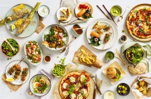 https-zueriost-ch-sites-default-files-media-2022-01-28-eat1-jpg Immer mehr Restaurants bieten ihre Speisen auch mit Lieferdienst an., Das Hinwiler «Pirates» etwa hat vor zwei Jahren mit Lieferungen begonnen – mitten im Lockdown., Shefali Ismaili und sein «Big Burger»-Team sind derweil alte Hasen im Liefer-Geschäft.