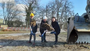 https-zueriost-ch-sites-default-files-media-2022-01-28-spatenstich_mehrzweckgebaeude_speicher_duebendorf_4-jpg Der Aushub kann beginnen (von links): André Ingold, Jürgen Besmer und Benjamin Widmer., Und es geht gleich weiter mit (von links): Cornelia Schwarz, Hans-Rudolf Baumberger und André Ingold., So soll der «Speicher» dereinst aussehen., Und hier wird er hinkommen., Stadtpräsident André Ingold begrüsst die rund 50 geladenen Gäste., Die Anwesenden konzentrieren sich auf die Ansprache, danach geht es weiter mit dem Zuprosten., Hans-Rudolf Baumberger (links), Cornelia Schwarz und Tom Fink vom Theater Einhorn., Mit Konzertbestuhlung werden im Saal 300 Personen Platz haben., Als das Geschäft im Herbst 2019 in den Gemeinderat kam, empfingen die Kulturvereine die Parlamentarier mit Blumen., Rund 100 Zuschauer sorgten für eine Stimmung wie an einer Gemeindeversammlung, nur dass sie am Schluss nicht abstimmen konnten.