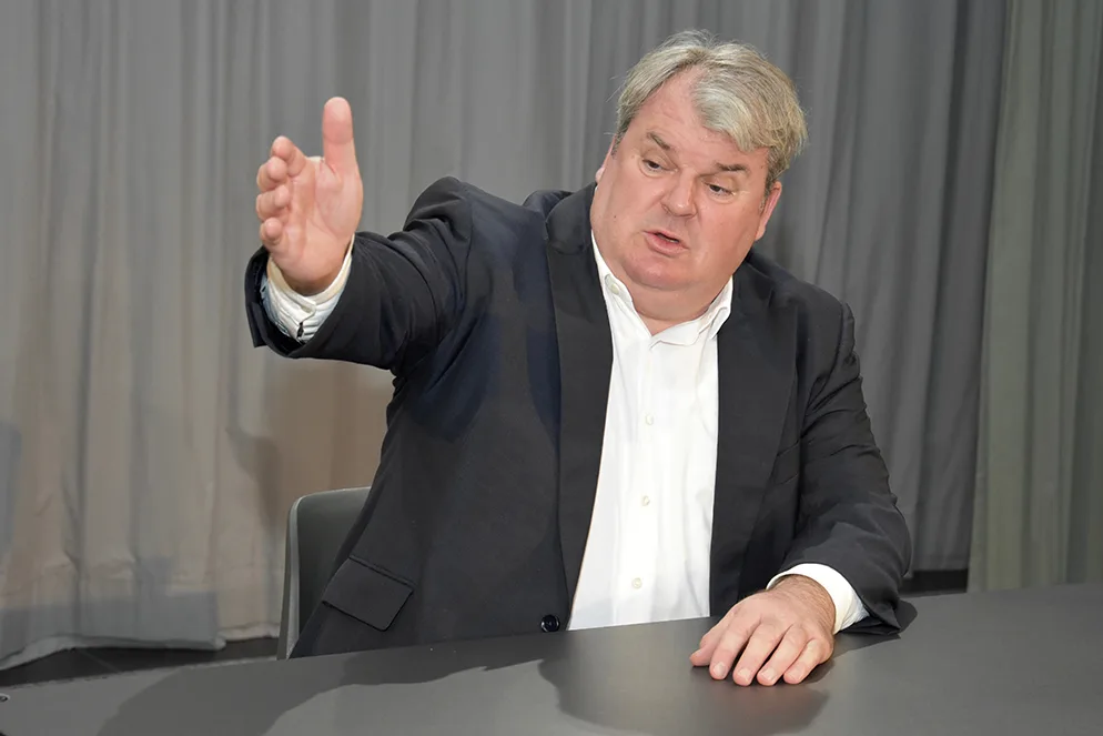 Mike Müller präsentierte sein Soloprogramm «Erbsache –&nbsp;Heinzer gegen Heinzer und Heinzer»., Der Schauspieler mimte alle elf Charaktere selber., Dabei wechselte er von der strengen Richterin über die ambitionierten Anwälte bis zu den streitlustigen Geschwistern.