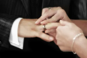 https-zueriost-ch-sites-default-files-media-2022-02-01-hochzeit-jpg Verheiratet oder nicht? Eine Angabe, die für die Behörden von Bedeutung ist und wo deshalb nicht geflunkert werden darf.
