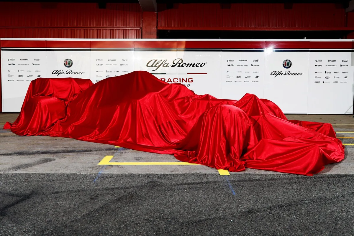 https-zueriost-ch-sites-default-files-media-2022-02-02-large-alfa_romeo_racing_c38_-_car_reveal-jpg Der neue Sauber-Bolide wird erst nach den ersten Testfahrten enthüllt.