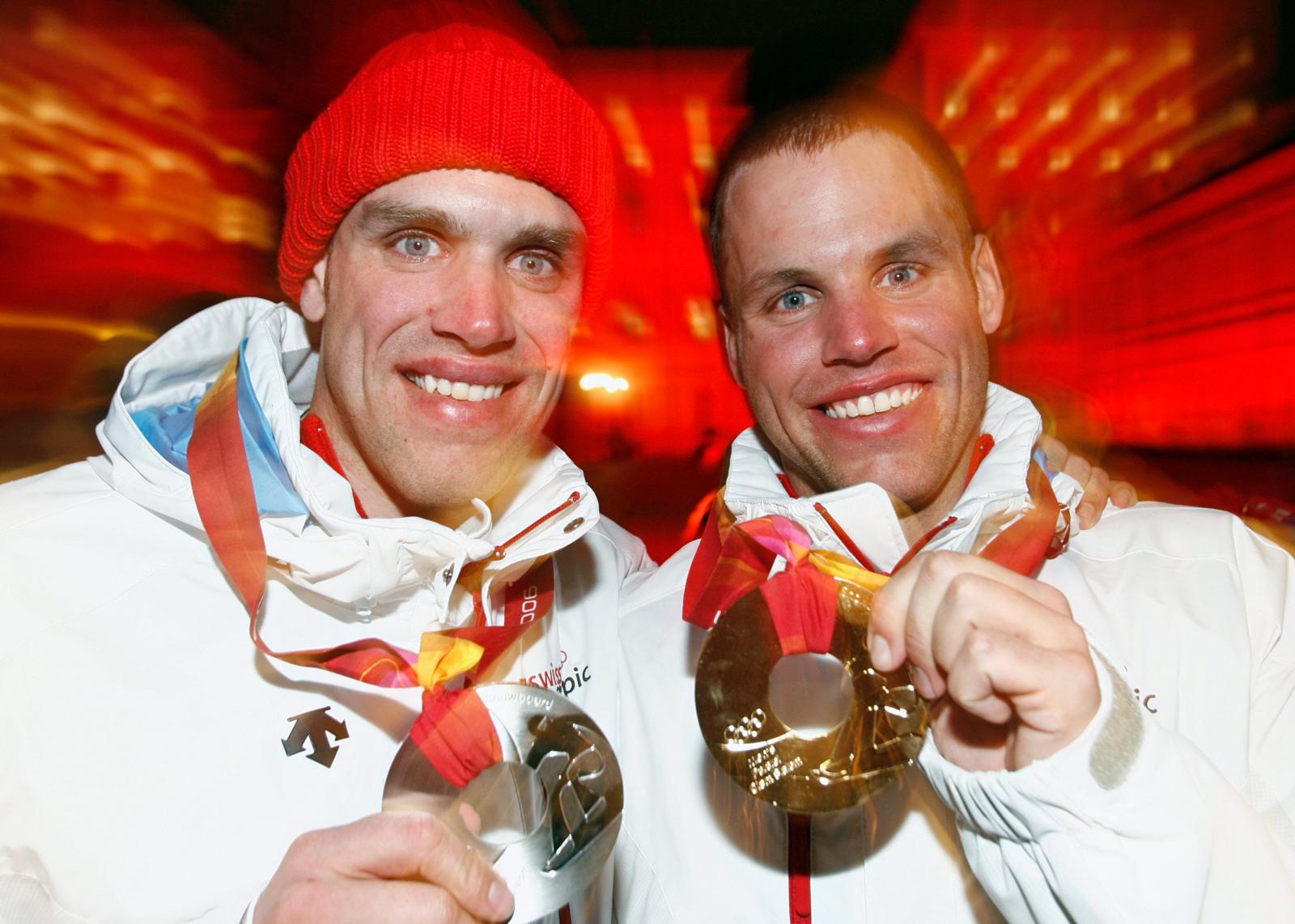 Das Bild zeigt Simon und Philipp Schoch mit ihren Olympia-Medaillen in Turin.