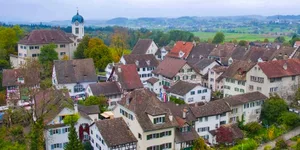 https-zueriost-ch-sites-default-files-media-2022-02-03-gruningen_c_gemeinde_gruningen-jpg Grüningen ist neu Teil des Vereins «Die schönsten Schweizer Dörfer»., Vereinspräsident Kevin Quattropani (li.) und Grüningens Gemeindepräsident Carlo Wiedmer.