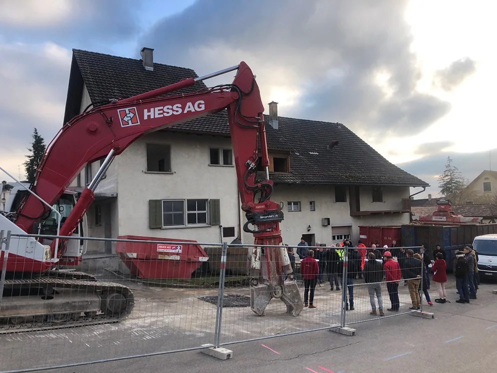 Die Tage des Restaurants Linde in Grüt sind gezählt., Am Freitag haben die Abrissarbeiten begonnen.