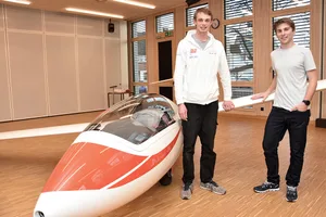 https-zueriost-ch-sites-default-files-media-2022-02-05-leidenschaftfliegen_robinburger-rechts_levinruppert_wetzikon_2_mav-jpg Levin Ruppert (links) und Robin Burger haben am Freitag ein Segelflugzeug in den Mehrzweckraum der Berufsschule Rüti gestellt., Dieses ist Teil der Vertiefungsarbeit der beiden Polymechaniker-Lehrlinge.