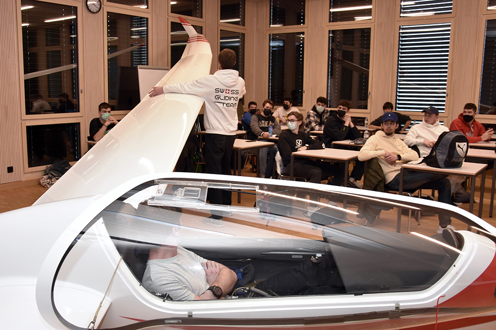 Auf dem Foto sieht man, wie Levin Ruppert und Robin Burger (im Cockpit) ihr Segelflugzeug vorstellen.