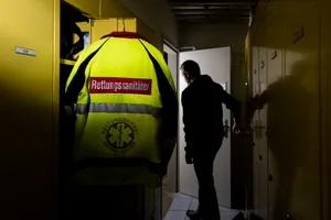 https-zueriost-ch-sites-default-files-media-2022-02-07-wirtschaft_07022022_sanitaet_crm_5-jpg Die Jacke an die Garderobe und den Job an den Nagel hängen: In Uster gibt es dafür ein Spezialprogramm., Barbara Henzen, Leiterin des Rettungsdienstes Uster, hat die «Abspringerstelle» entwickelt.