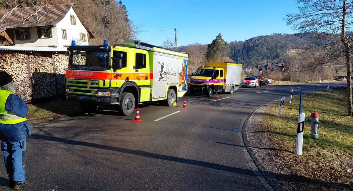https-zueriost-ch-sites-default-files-media-2022-02-09-feuerwehr-tww-rauch-2-jpg In einem Gebäude an der Schalchenstrasse in Wila hat sich am Mittwochvormittag Rauch entwickelt., Auslöser war eine defekte Heizung., In der Nacht auf Mittwoch kam es in der Nähe von Ehrikon zu einem Selbstunfall., Die Feuerwehr musste den Verkehr regeln.