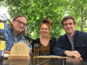 https-zueriost-ch-sites-default-files-media-2022-02-09-links_sascha_macht_judith_keller_wolfram_lotz-jpg Die Zürcher Schriftstellerin Judith Keller mit ihren deutschen Kollegen Sascha Macht (links) und Wolfram Lotz., Auch mit dem Stuttgarter Autor Jan Snela liest sie am Donnerstag in der Villa Grunholzer in Uster.